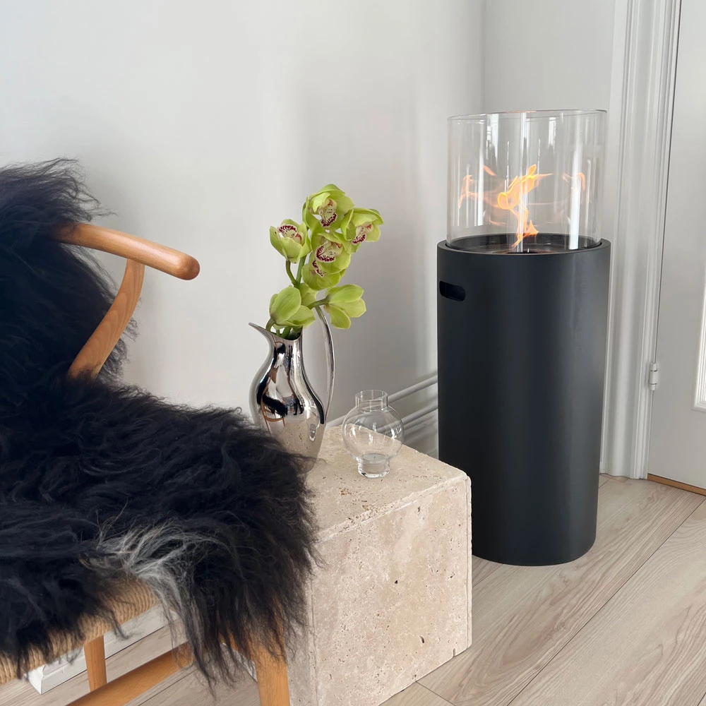 Fritstående rund biopejs i sort Sort rund bioethanol pejs til gulv