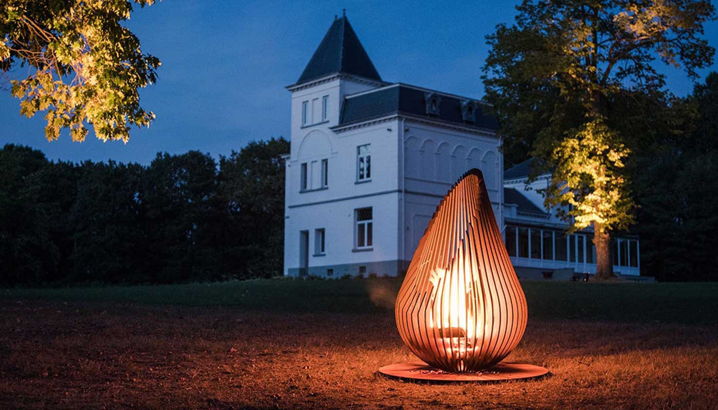 Glowbus Dedrop XL i herregårdshave