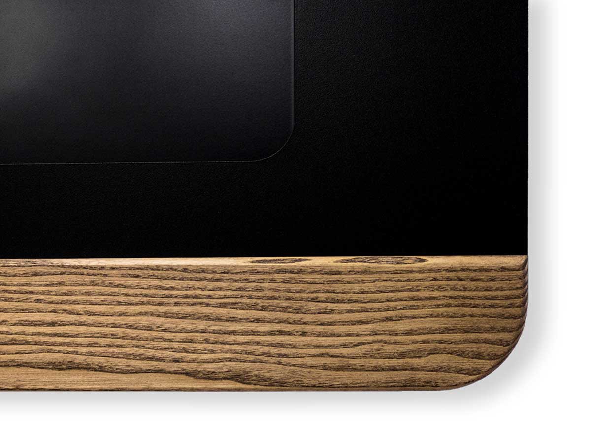 Close-up af træ-finish på Cora Duo biopejs