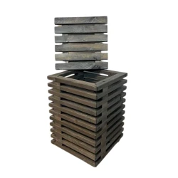 Czarna osłona na butlę gazową z drewna