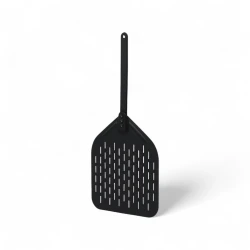 13-tommer sort pizzaspade i anodiseret aluminium med perforeret blad og langt håndtag