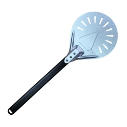 ScandiCrust aluminium pizzavender med sort håndtag og perforeret blad på træbord ved siden af pizza foran stenovn