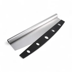 Pizzaskærer i rustfrit stål med buet blad og greb i metal-look