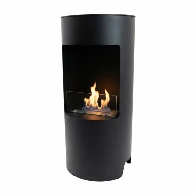 Frist&aring;ende etanolkamin med svart design som en vedeldad spis