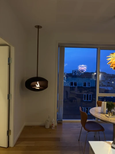 Cocoon Fires Aeris sort lofth&aelig;ngt biopejs med kobberstang &ndash; moderne design