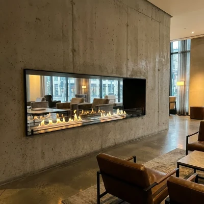 Foco Two 1800 to dwustronny biokominek do zabudowy, z widokiem na płomienie z obu stron.