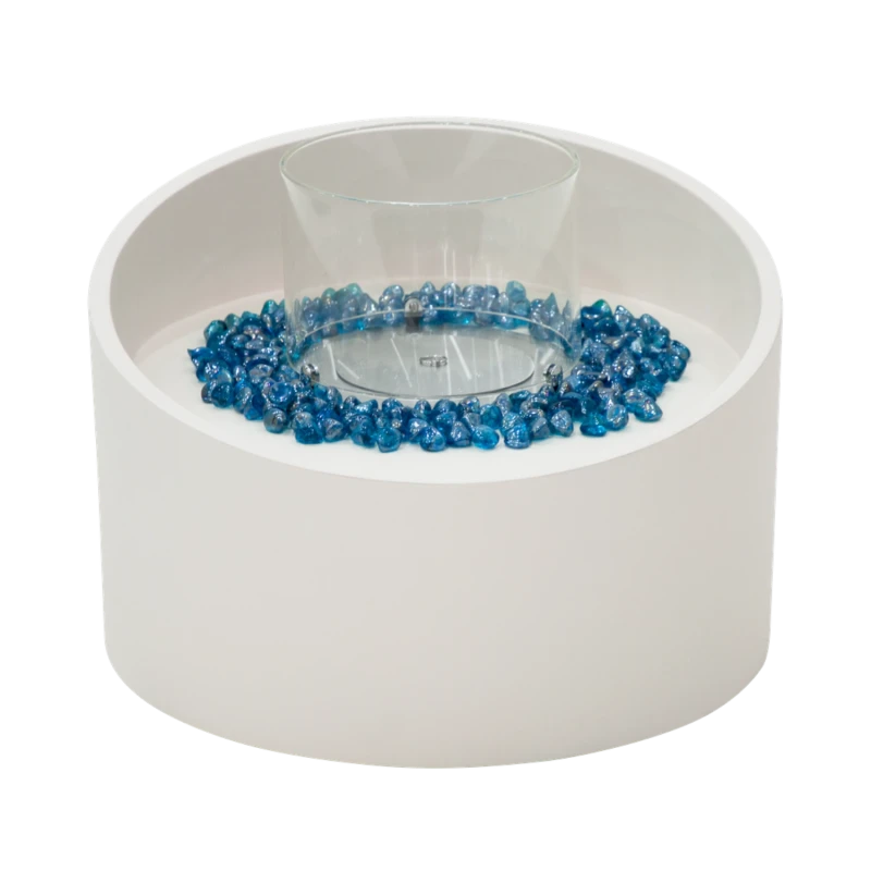 TORRE bioethanol ildsøjle i Cream White med glasindsats og blå sten TORRE biopejs i Cream White – rund ildsøjle i hvid fiberbeton med blå dekorationssten