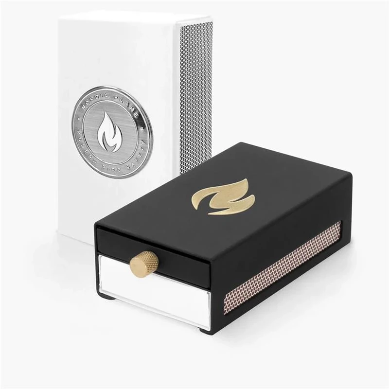 Sort metal designholder med t&aelig;ndstikker og rund t&aelig;ndeplade