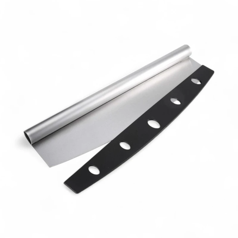 Pizzask&aelig;rer i rustfrit st&aring;l med buet blad og greb i metal-look