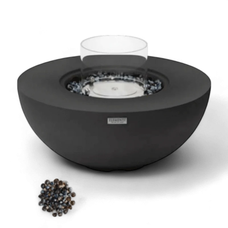 Roca biopejs – Matte Black model med bronze dekoglas og kraftig 8,2 kW flamme Roca biopejs i sort – rundt ildbord i fiberbeton med bronze dekoglas og glasindsats