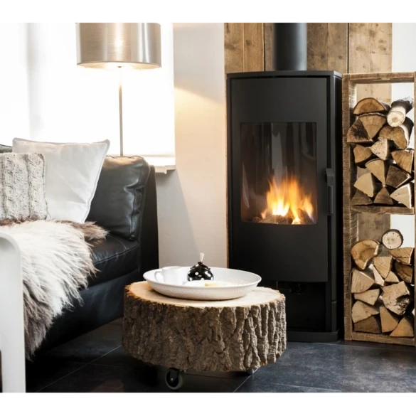 Faber Vaska gaspejs i sort, gulvst&aring;ende model med fjernbetjening og 6,4 kW varmeeffekt.