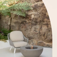 Ronde grijze bio-ethanol vuurtafel met bronzen glaskiezels en windscherm