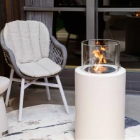 BOSTON bio-ethanolhaard in Cream White &ndash; zuilvormig model met glaspartij en 5,5 kW warmteafgifte