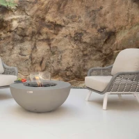 Ronde grijze bio-ethanol vuurtafel met bronzen glaskiezels en windscherm