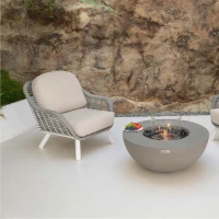 Ronde grijze bio-ethanol vuurtafel met bronzen glaskiezels en windscherm