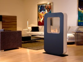 Grote zwarte vrijstaande biohaard in doorkijkend ontwerp