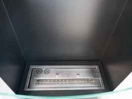 Hoge biohaard in roestvrij staal. Brandtijd 5 uur. Maat: 80 x 48 x 20 cm.