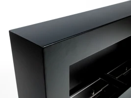 Brede zwarte biohaard met twee branders voor aan de muur.