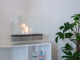 Biohaard met twee glazen zijdes en een brander van 1,2 liter. Brandtijd 2-3 uur. Maat H: 40 x B: 47 x D: 19 cm.