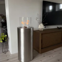 ScandiFlames Dualis bio-ethanolhaard met een frame van geborsteld staal en cilindrisch veiligheidsglas.