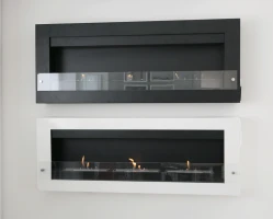 Grote muur-hangende haard in zwart poedercoating staal. Brandtijd 6 uur. Maat: 54 x 136 x 19,8 cm.