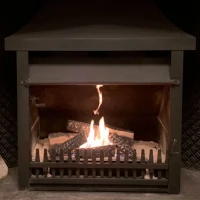 Keramisch hout 8 stuks voor bio-ethanol haard. brandt rood wanneer het in vuur is geplaats