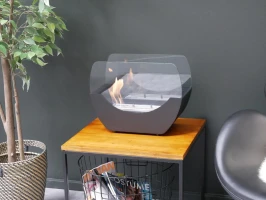 Zwarte tafel biohaard in een wiegvorm. De haard heeft een brander van 1 liter, met een brandtijd van 2-2,5 uur.