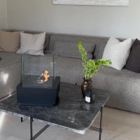 Flexibele vrijstaande biohaard die goed buiten is te gebruiken. Brandtijd tot 3 uur. Maat H: 100 x B: 32 x D: 32 cm.