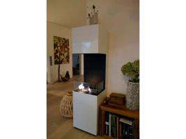 Hoge vrijstaande open haard met drie open zijdes. Brandtijd tot 6 uur. Maat: H: 150 x B: 40 x D: 40 cm.