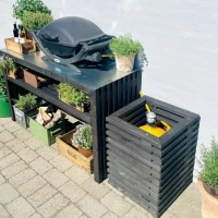 Gasflessenkast van zwarte planken