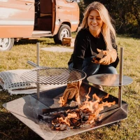 H&ouml;fats TRIPLE Tafel voor grillen en koken op TRIPLE vuurkorven.
