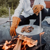 H&ouml;fats TRIPLE Tafel voor grillen en koken op TRIPLE vuurkorven.
