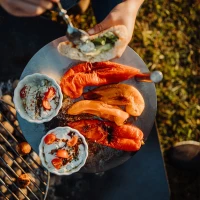 H&ouml;fats TRIPLE Tafel voor grillen en koken op TRIPLE vuurkorven.
