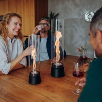 H&ouml;fats SPIN Air 900 matzwarte bio-ethanol tafelhaard met hoog cilindervormig glas en roterende vlam