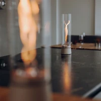 H&ouml;fats SPIN Air 900 zandkleurige bio-ethanol tafelhaard met hoog cilindervormig glas