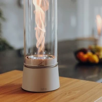 H&ouml;fats SPIN Air 1200 zandkleurige bio-ethanol tafelhaard met hoog cilindervormig glas