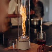 H&ouml;fats SPIN Air 1200 zandkleurige bio-ethanol tafelhaard met hoog cilindervormig glas