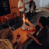 H&ouml;fats SPIN Air 1200 zandkleurige bio-ethanol tafelhaard met hoog cilindervormig glas