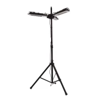 Zwarte elektrische terrasverwarmer gemonteerd op parasol