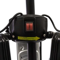 Zwarte elektrische terrasverwarmer gemonteerd op parasol