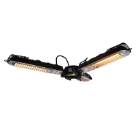 Zwarte elektrische terrasverwarmer gemonteerd op parasol