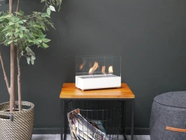 Witte tafel biohaard met een ingebouwde brander.