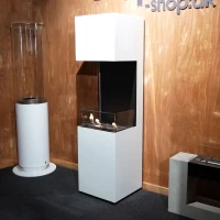 Hoge vrijstaande open haard met drie open zijdes. Brandtijd tot 6 uur. Maat: H: 150 x B: 40 x D: 40 cm.