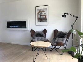 Grote witte biohaard voor de muur