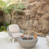 Ronde grijze bio-ethanol vuurtafel met bronzen glaskiezels en windscherm