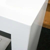 Witte vrijstaande biohaard die door zijn breedte perfect is voor een grote kamer of entree. Brandtijd tot 6,5 uur.