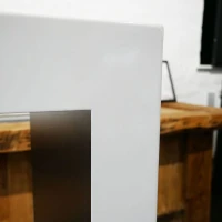 Witte vrijstaande biohaard die door zijn breedte perfect is voor een grote kamer of entree. Brandtijd tot 6,5 uur.