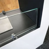 Witte vrijstaande biohaard die door zijn breedte perfect is voor een grote kamer of entree. Brandtijd tot 6,5 uur.