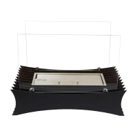 Deze bio-ethanol open haard heeft een zwarte basis met richeltjes en aan de zijkant twee glazen frames.