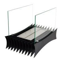 Deze bio-ethanol open haard heeft een zwarte basis met richeltjes en aan de zijkant twee glazen frames.